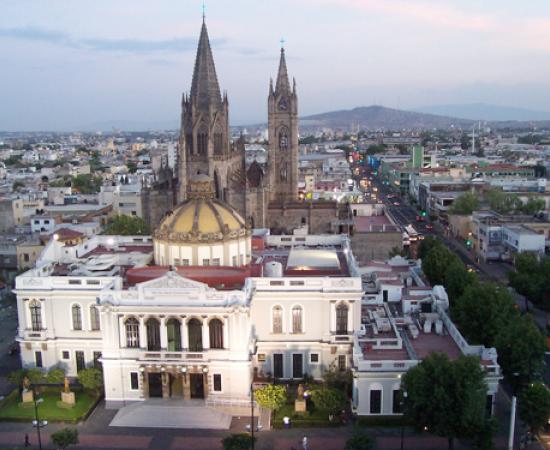 Vista aerea en la que se aprecian el paraninfo de la Universidad de Guadalajara y el Templo Expiatorio